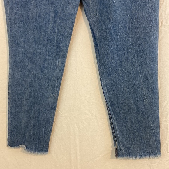 Universal Thread Women’s High Rise Straight Distressed Jean Size 6/28R - Picture 6 of 8